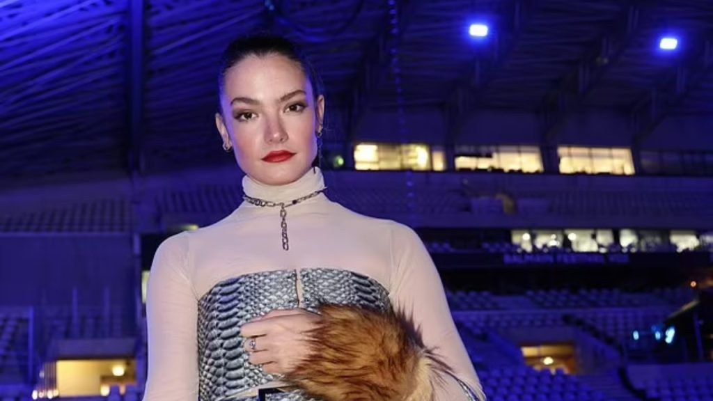 Bei der Pariser Modewoche trägt Cher, 76, einen Latex-Catsuit zur Balmain-Show!