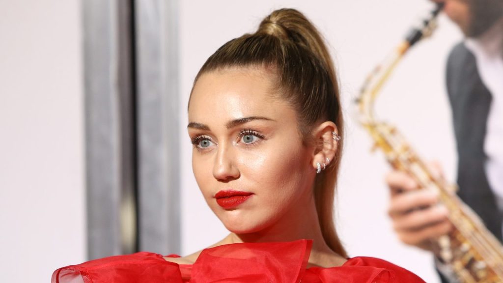 A Yellow UFO Once Chased Miley Cyrus Down: "It Fucked Me Up"!